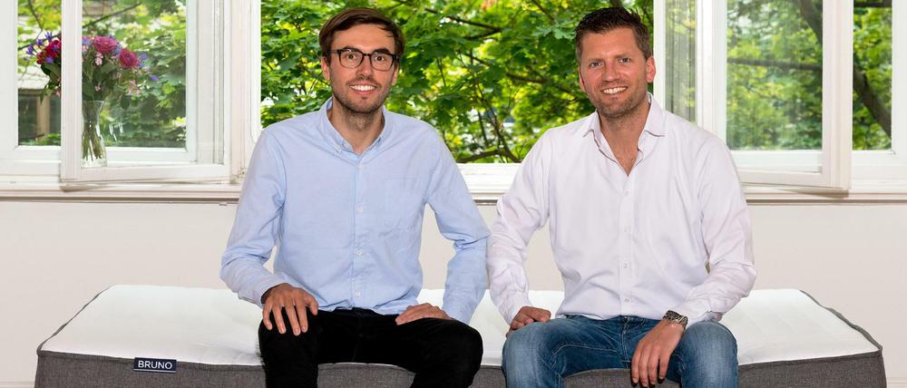 Andreas Bauer (links) und Felix Baer schlafen auch in ihren eigenen Betten auf der selbst erfundenen Bruno-Matratze.