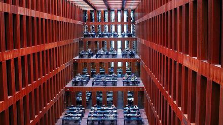 Blick in die neue Zentralbibliothek der Humboldt-Universität. Die Freiheit der Wissenschaft musste in beiden Teilen Berlins immer wieder hart erkämpft werden.