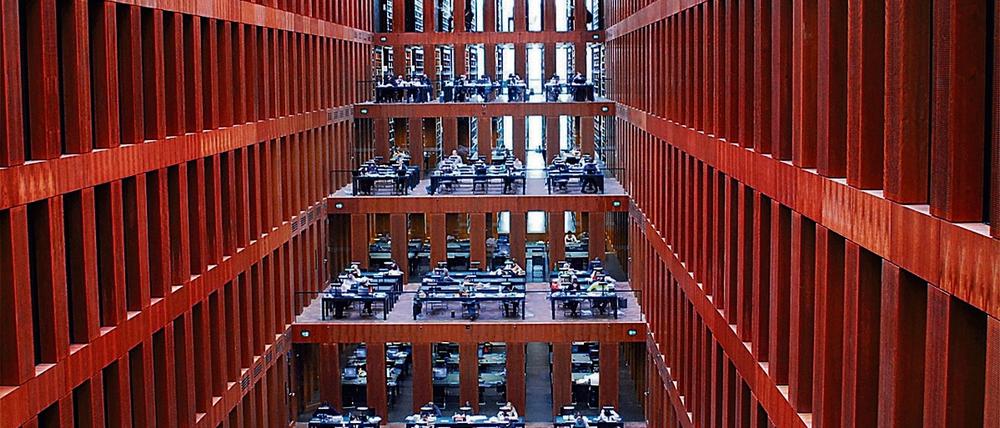 Blick in die neue Zentralbibliothek der Humboldt-Universität. Die Freiheit der Wissenschaft musste in beiden Teilen Berlins immer wieder hart erkämpft werden.