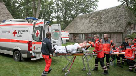 Eine verletzte Person wird auf einer Trage am 04.09.2015 in Handeloh (Niedersachsen) von Sanitätern zu einem Rettungsfahrzeug gefahren. Nach einer Massenvergiftung mit 29 Verletzten hat die Polizei die Strafverfahren gegen die Beteiligten eingeleitet. Sie werden beschuldigt, Halluzinogene eingenommen zu haben, sich selbst verletzt und somit einen Großrettungseinsatz verursacht zu haben.