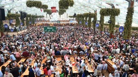 Oktoberfest-Besucher am Samstag im Hofbräuzelt in München: Auch in Berlin können Tausende unter einem Dach feiern, etwa am Kurt-Schumacher-Damm.