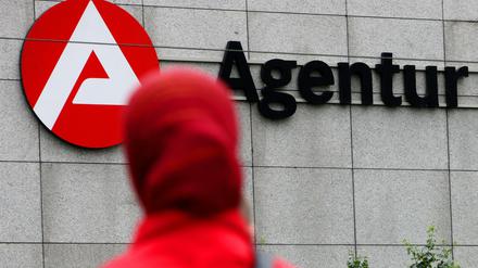 Vermehrt erreichen Zuwanderer den Arbeitsmarkt. Das drückt die Statistik. 