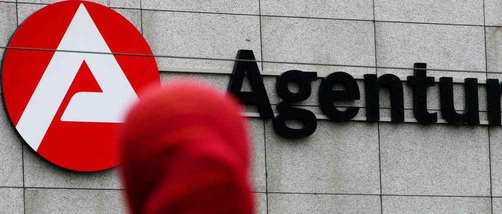 Vermehrt erreichen Zuwanderer den Arbeitsmarkt. Das drückt die Statistik. 