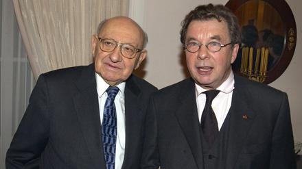 Der Schriftsteller und Literaturkritiker Marcel Reich-Ranicki (l) steht in der Nacht zum 15.12.2001 im Berliner Schloss Bellevue nach seinem letzten Auftritt in der Fernsehsendung "Das literarische Quartett" neben seinem Kollegen Hellmuth Karasek. Dieser starb am Dienstag im Alter von 81 Jahren.