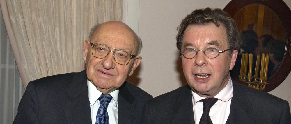 Der Schriftsteller und Literaturkritiker Marcel Reich-Ranicki (l) steht in der Nacht zum 15.12.2001 im Berliner Schloss Bellevue nach seinem letzten Auftritt in der Fernsehsendung "Das literarische Quartett" neben seinem Kollegen Hellmuth Karasek. Dieser starb am Dienstag im Alter von 81 Jahren.