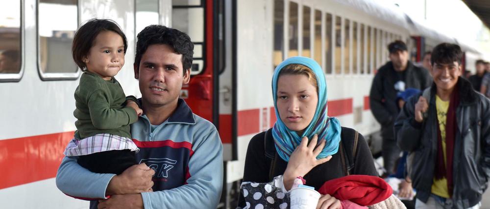 Eine Flüchtlingsfamilie aus Syrien am Schönefelder Bahnhof. Dieses Bild entstand schon am Donnerstag.