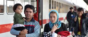 Eine Flüchtlingsfamilie aus Syrien am Schönefelder Bahnhof. Dieses Bild entstand schon am Donnerstag.