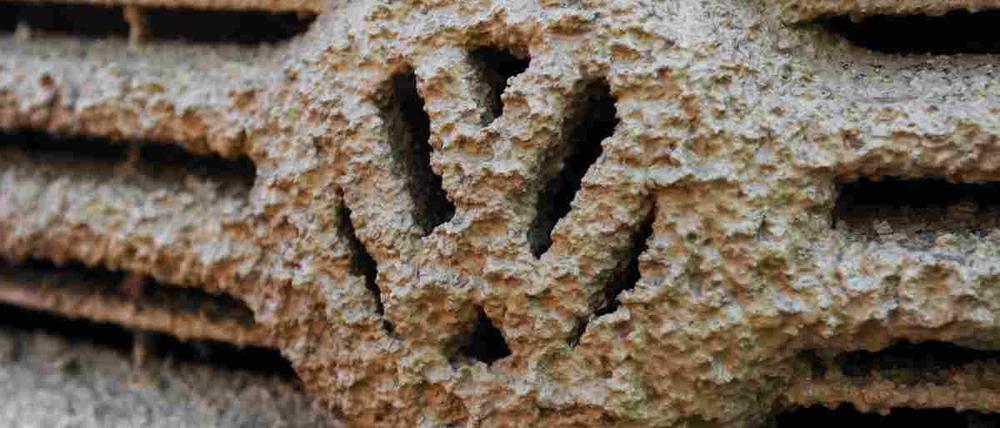 Ziemlich dreckig: Das VW-Emblem eines Tiguan ist unter dem Schlamm kaum noch zu erkennen. Auch diese Baureihe gehört zu jenen vom Abgas-Skandal betroffenen Modellen.