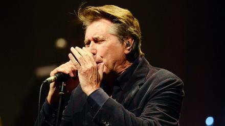 Sänger bryan Ferry am Mikrophon