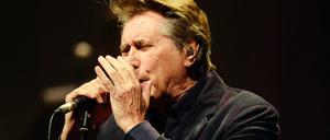 Sänger bryan Ferry am Mikrophon