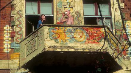 Besetztes Haus: Hausbesetzer auf dem Balkon - 80er Jahre.