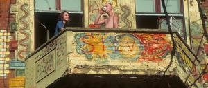 Besetztes Haus: Hausbesetzer auf dem Balkon - 80er Jahre.