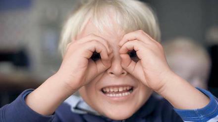Kind imitiert Brille