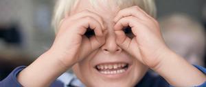 Kind imitiert Brille
