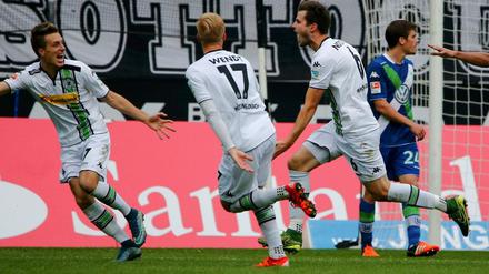 Erlösender Jubel: Gladbachs Herrmann (li.) und Wendt (m.) jubeln mit Torschütze Nordtveit.