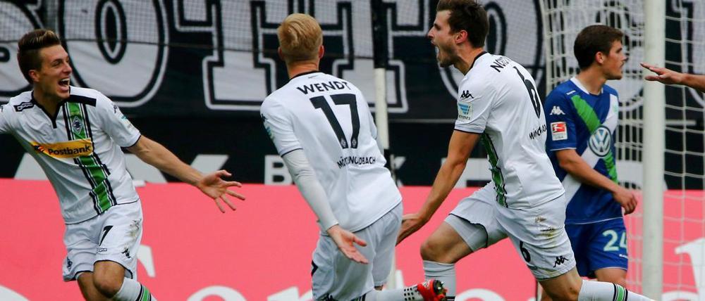Erlösender Jubel: Gladbachs Herrmann (li.) und Wendt (m.) jubeln mit Torschütze Nordtveit.
