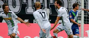 Erlösender Jubel: Gladbachs Herrmann (li.) und Wendt (m.) jubeln mit Torschütze Nordtveit.