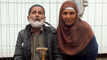 Der 110-jährige blinde und taube Flüchtling aus Afghanistan mit seiner 60-jährige Tochter.