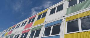 Bis zu 40 Grad Innentemperatur: Die Situation in den Containerdörfern ist unerträglich.