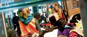 Helfer heißen Neuankömmlinge am Hauptbahnhof in München willkommen und statten sie mit dem Nötigsten aus.