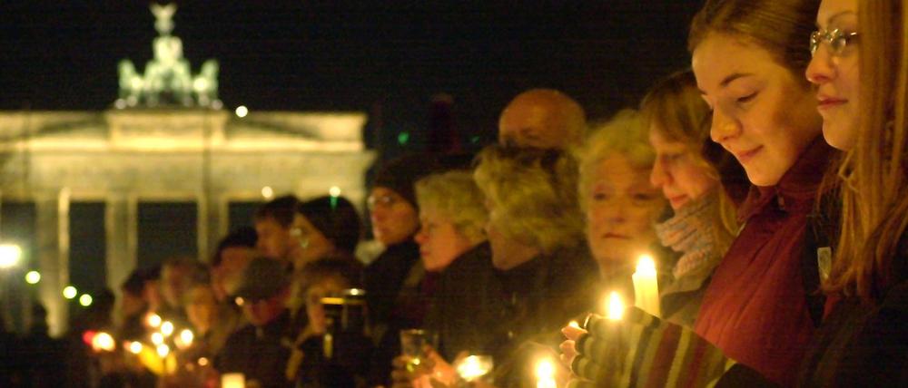 Weit mehr als 100.000 Menschen haben mit einer kilometerlangen Lichterkette gegen den drohenden Krieg im Irak protestiert. 