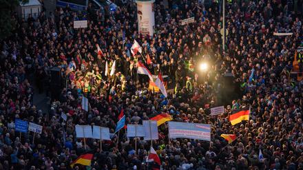 Zu den Teilnehmern gehörten zahlreiche Neonazis aus Thüringen, wie dpa-Reporter berichteten.