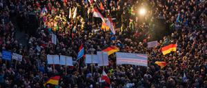 Zu den Teilnehmern gehörten zahlreiche Neonazis aus Thüringen, wie dpa-Reporter berichteten.