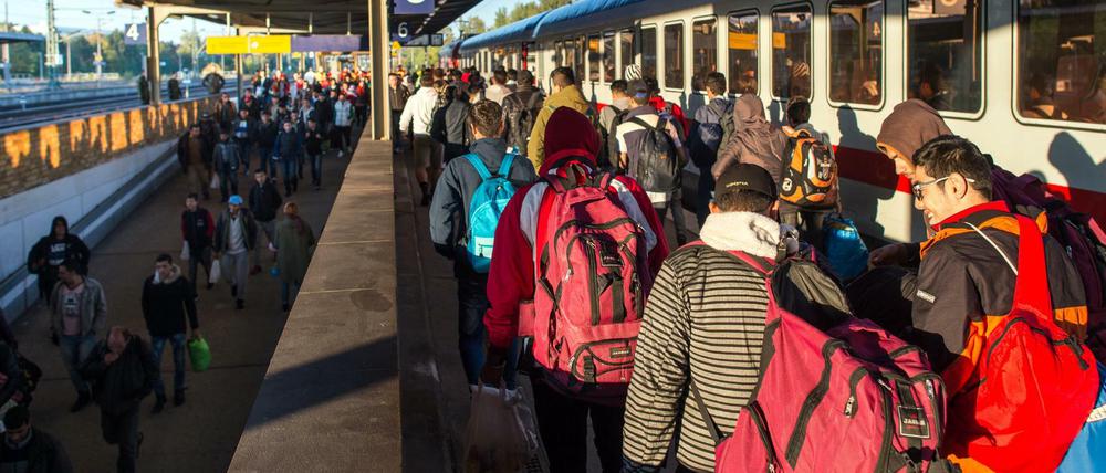Flüchtlinge nach ihrer Ankunft auf dem Bahnsteig am Bahnhof in Schönefeld (Brandenburg).