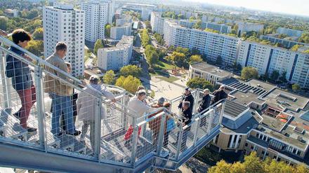 Treppe ins Nichts. Naja, nicht wirklich. Der Ausguck hat ein Geländer, wenngleich der Blick durch den Rost fällt. 