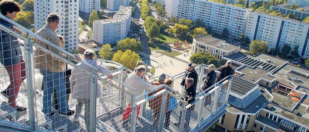 Treppe ins Nichts. Naja, nicht wirklich. Der Ausguck hat ein Geländer, wenngleich der Blick durch den Rost fällt.