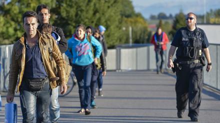 Flüchtlinge überqueren die Grenze von Österreich nach Deutschland. 
