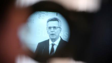 Im Fokus: Bundesinnenminister Thomas de Maiziere (CDU) spricht beim BKA in Wiesbaden in eine Fernsehkamera und berichtet über Sicherheitsaspekte beim Umgang mit Flüchtlingen in Deutschland.