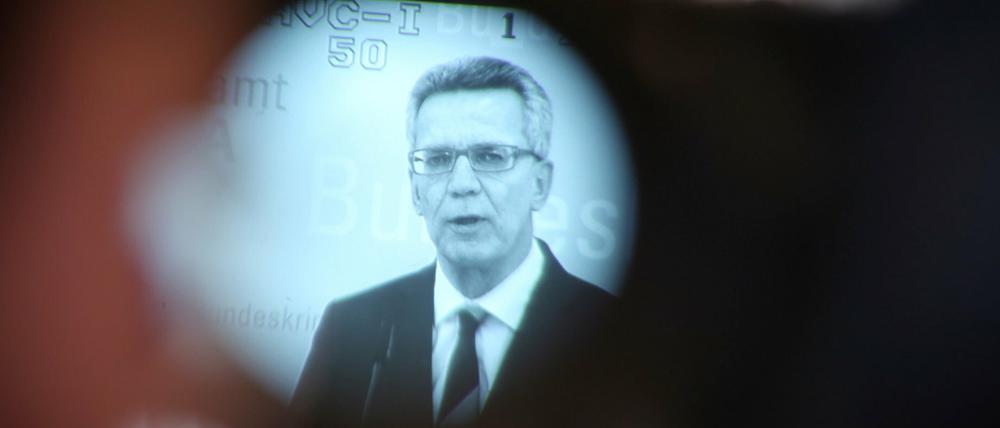Im Fokus: Bundesinnenminister Thomas de Maiziere (CDU) spricht beim BKA in Wiesbaden in eine Fernsehkamera und berichtet über Sicherheitsaspekte beim Umgang mit Flüchtlingen in Deutschland.