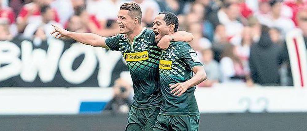 Und plötzlich läuft es wieder. Die Mönchengladbacher Granit Xhaka (links) und Raffael. 