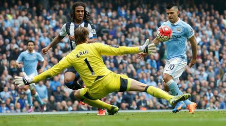 Heißgelaufen: Sergio Agüero (r.) bei seiner Lieblingsbeschäftigung gegen Newcastle United.
