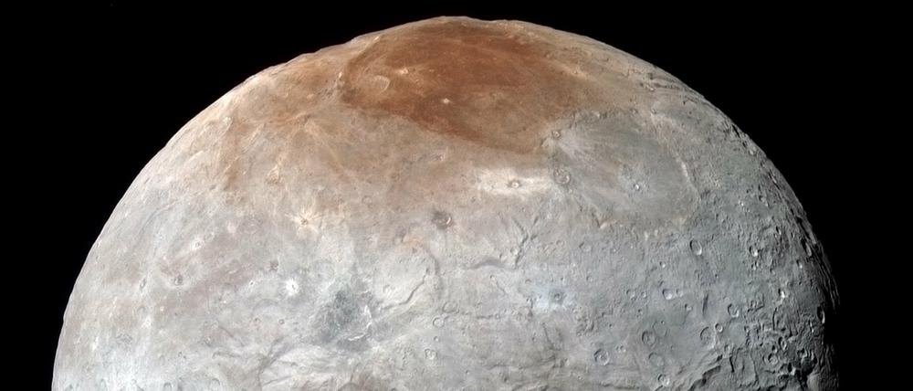 Von tiefen Tälern durchzogen. Die von der Nasa veröffentlichte Farbaufnahme zeigt den Plutomond Charon, aufgenommen von der Raumsonde "New Horizons" beim Anflug am 14.07.2015.