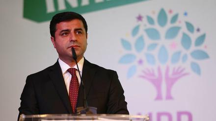 Der Parteichef der kurdischen HDP, Selahattin Demirtas, hat Fotos der Leichenschändung über Twitter verbreitet. 