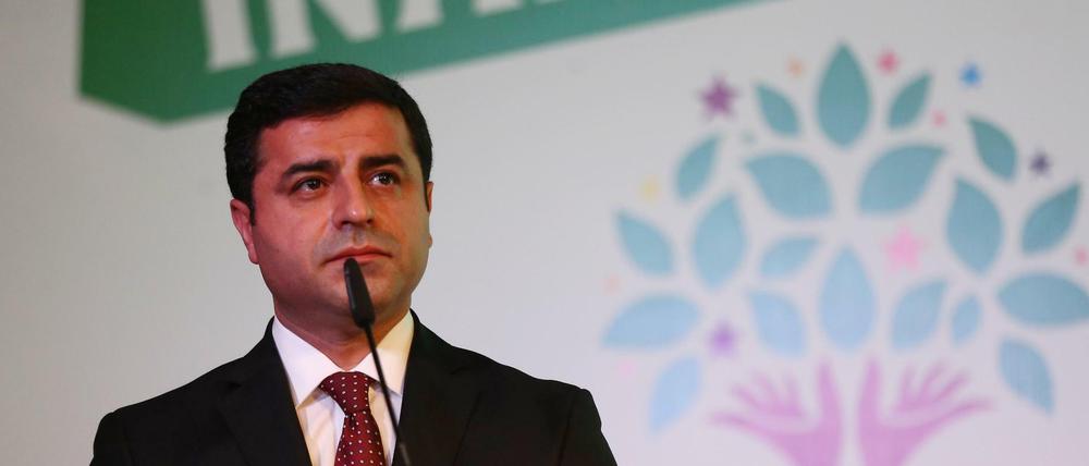 Der Parteichef der kurdischen HDP, Selahattin Demirtas, hat Fotos der Leichenschändung über Twitter verbreitet. 