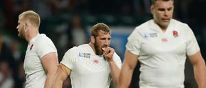 Für die Engländer um Kapitän Chris Robshaw (M.) ist bereits nach der Vorrunde Schluss.