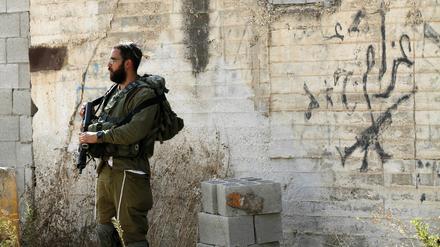 Ein israelischer Soldat in der Nähe des Checkpoints Bet Forek, unweit von Nablus, wo zwei israelische Siedler erschossen wurden.