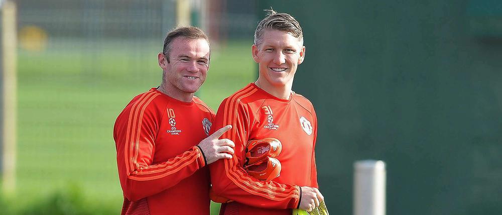 In Nordengland ist es lustig? Wayne Rooney (li.) und Bastian Schweinsteiger haben jedenfalls ihren Spaß.
