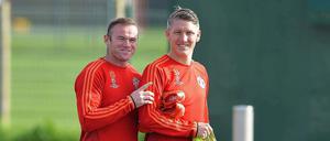 In Nordengland ist es lustig? Wayne Rooney (li.) und Bastian Schweinsteiger haben jedenfalls ihren Spaß.