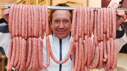 Metzgermeister Dirk Ludwig aus Schlüchtern (Hessen) zeigt in seiner Metzgerei Bratwürste, deren Fleischmasse aus dem sündhaft teuren Kobe-Rind besteht. Das japanische Fleisch der Kobe-Rinder gilt als teuerstes Rindfleisch der Welt, Kilopreise bis 400 Euro sind keine Seltenheit.
