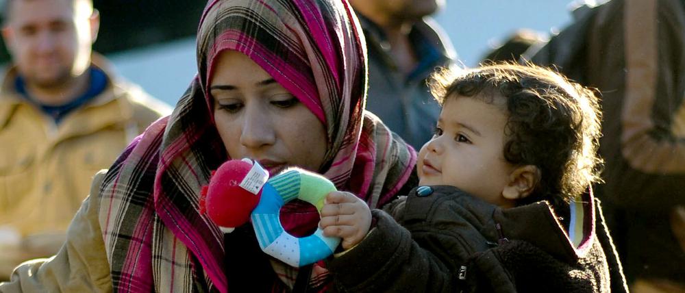 Zukunft. 420 Flüchtlinge sind am Tag der Deutschen Einheit auf dem Bahnhof im niedersächsichen Lehrte mit einem Sonderzug von der österreichischen Grenze angekommen, darunter diese Frau mit Kind. Sie wollen hier leben.