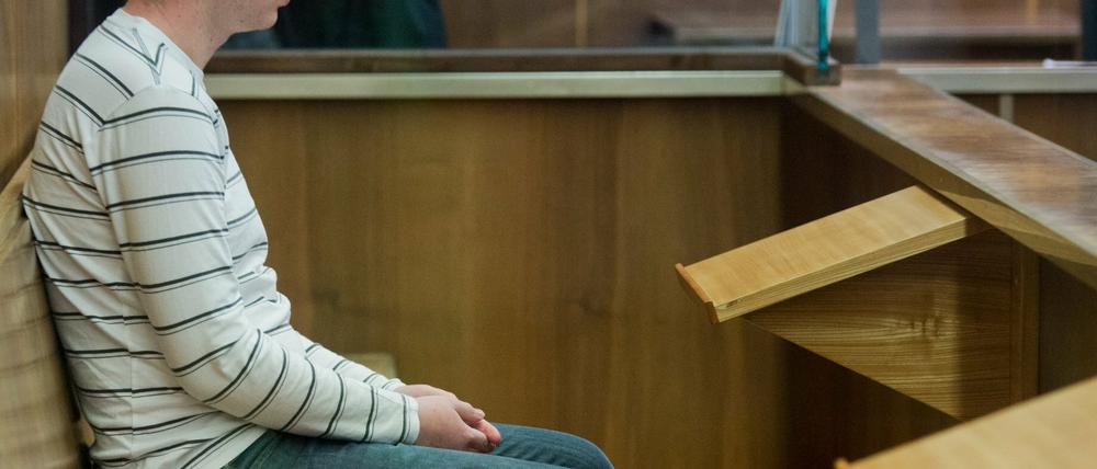 Der Angeklagte Yannick M. sitzt am Mittwoch im Gerichtssaal im Landgericht in Hannover auf der Anklagebank. Der 22 Jahre alte Angeklagte soll nach Absprache mit dem Vater des späteren Opfers nach Belgien gereist sein und dort sexuelle Handlungen an dem Kind vorgenommen haben.