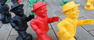 Sie sehen aus wie die Ampelmännchen, sind aber zu "Einheitsmännchen" umgeformt. Die Figuren aus Plastik stehen am 15.04.2015 am Rande einer Pressekonferenz in Wiesbaden (Hessen) vor der Staatskanzlei. Zum 25. Jahrestag der Deutschen Einheit, der am 3. Oktober in Frankfurt am Main gefeiert wird, schickt Hessen rund 1000 Männchen auf Reisen. 