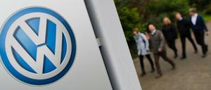 Tor 17 zum Gelände des Volkswagen-Werks in Wolfsburg: Die VW-Mitarbeiter auf dem Weg zur Betriebsversammlung. 