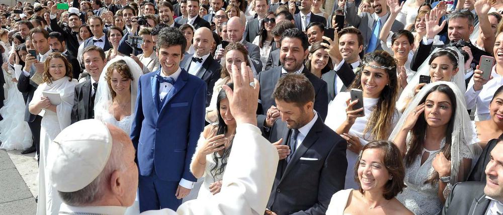 Papst Franziskus grüßt jungverheiratete Paare, die sich zur Generalaudienz am Petersplatz im Vatikan eingefunden haben. Fragen zu Ehe, Familie und Sexualmoral berühren das Grundverständnis der Kirche.