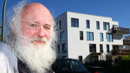 Burkhard Zimmermann, Vorsitzender der SPD Dahlem, will "nicht rummeckern" über die Luxussiedlung "Fünf Morgen Dahlem Urban Village" - einem Wohngebiet mit Apartments, Villen, Penthouses und künstlichem See - aber er macht sich schon Sorgen um die soziale Mischung. Er befürchtet immer mehr geschlossene Wohnanlagen. Einst sorgten die Amerikaner, nach seiner Ansicht, für "Lockerheit" in diesem "stur-konservativen Milieu" von Dahlem.