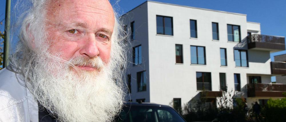 Burkhard Zimmermann, Vorsitzender der SPD Dahlem, will "nicht rummeckern" über die Luxussiedlung "Fünf Morgen Dahlem Urban Village" - einem Wohngebiet mit Apartments, Villen, Penthouses und künstlichem See - aber er macht sich schon Sorgen um die soziale Mischung. Er befürchtet immer mehr geschlossene Wohnanlagen. Einst sorgten die Amerikaner, nach seiner Ansicht, für "Lockerheit" in diesem "stur-konservativen Milieu" von Dahlem.